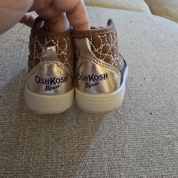 * Oshkosh B'gosh duck shoes, great condition, size 5,see picture for condition - Picture 3 of 5